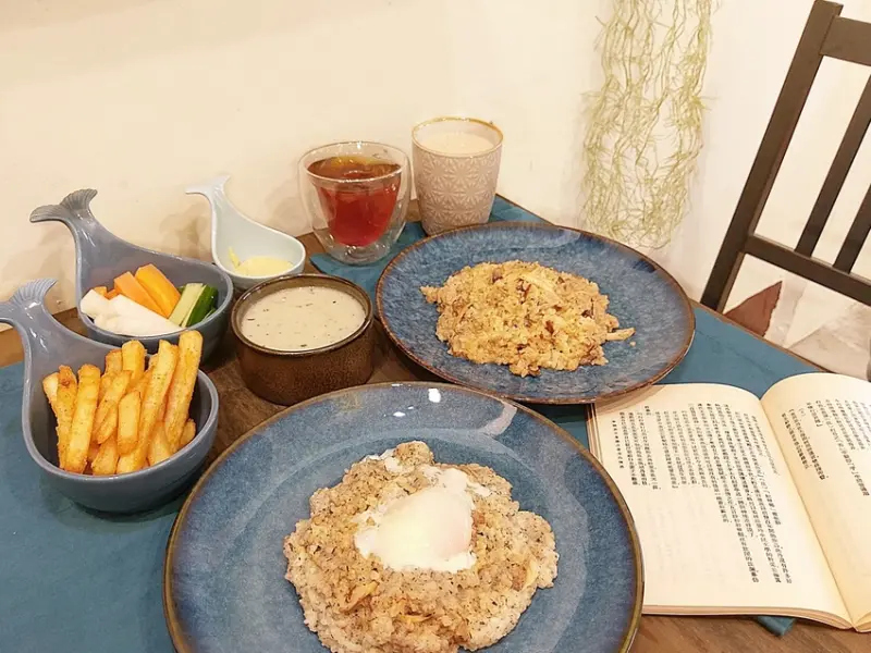 村口微光-台中逢甲新店  古宅文青風搭配綠意植物點綴  餐點從餐具到內容都質感滿分  由內拍到外  捨不得放下手機              