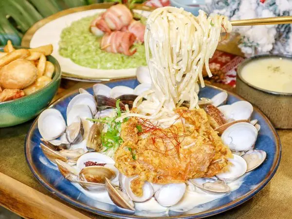 【台中】村口微光。鬧中取靜，巷弄間的鄉村風義大利麵，聖誕布置超療癒