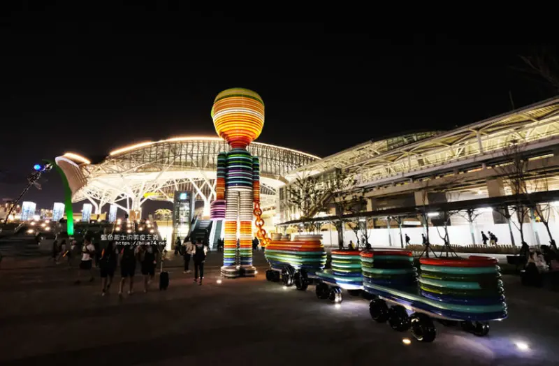 台中中區│台中火車站巨型公共藝術新拍照打卡點-高8.5公尺繽紛快樂小童與栩栩如生水逗娘 - 藍色起士的美食主義