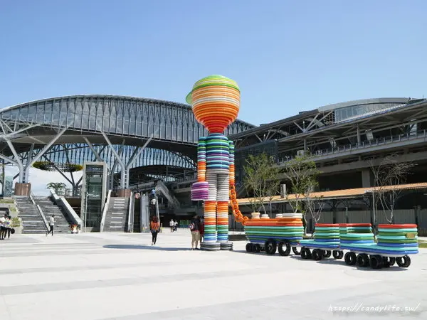 台中景點│新台中火車站熱門打卡點！高八米半的期待旅行男孩，台中火車站前廣場也正式啟用囉～        
      