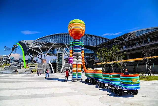 台中火車站。旅行男孩。找時間拖著行李箱出遊吧!