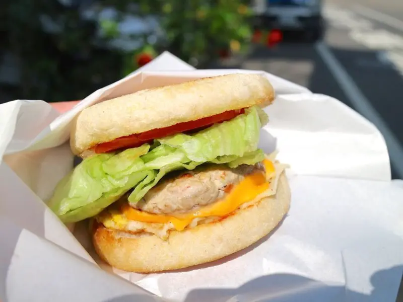 賴床計劃 / Laze in Bed：台南東區清爽美味的銅板價早餐，給你一天滿滿的動力！DIY漢堡，自己動手組，充滿樂趣又好吃！|近南紡購物中心 - 進食的巨鼠