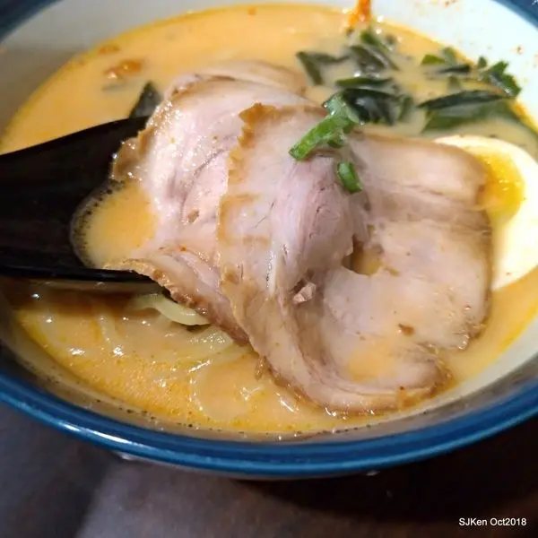 (台北捷運板南線南港站周邊美食)「九湯屋日本拉麵 - 南港店」--- 秋涼吃辣麵，來碗「韓式泡菜拉麵」暖身過過癮! 