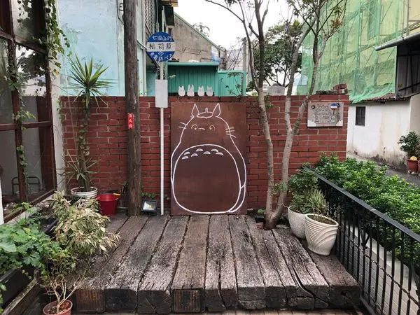 台中西區 · 早午餐｜mitaka s-3e Cafe｜藏在市區小巷弄中的龍貓站牌！好吃又好拍的日式咖啡館～～～