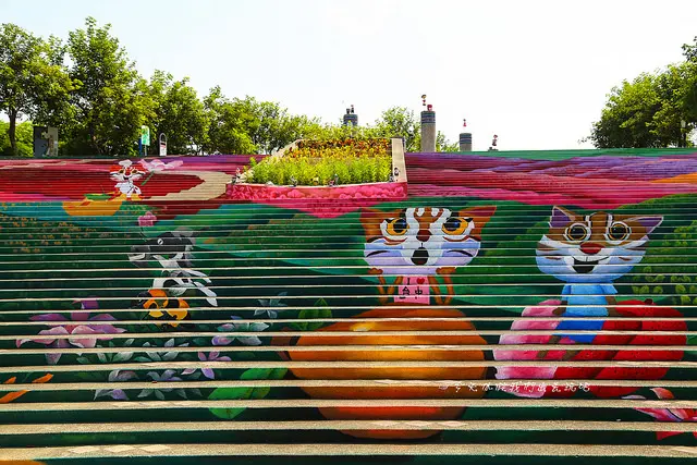 太平921地震公園。超長溜滑梯。彩繪樓梯石虎家族報到