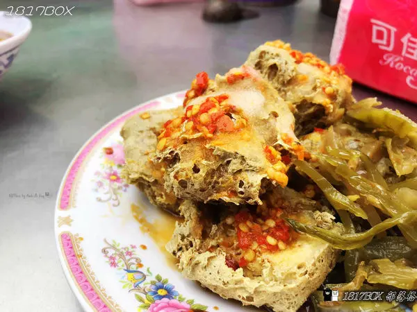 【苗栗。通霄】拱天宮牌樓旁臭豆腐。沒有招牌。榨菜配臭豆腐。肉圓。白沙屯拱天宮小吃美食