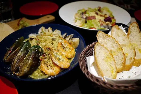 [食記]新北板橋ABV閣樓餐酒館景觀餐廳 聚餐喝酒好去處♥板橋府中站/新北景觀餐廳/世界精釀啤酒/手工義大利麵