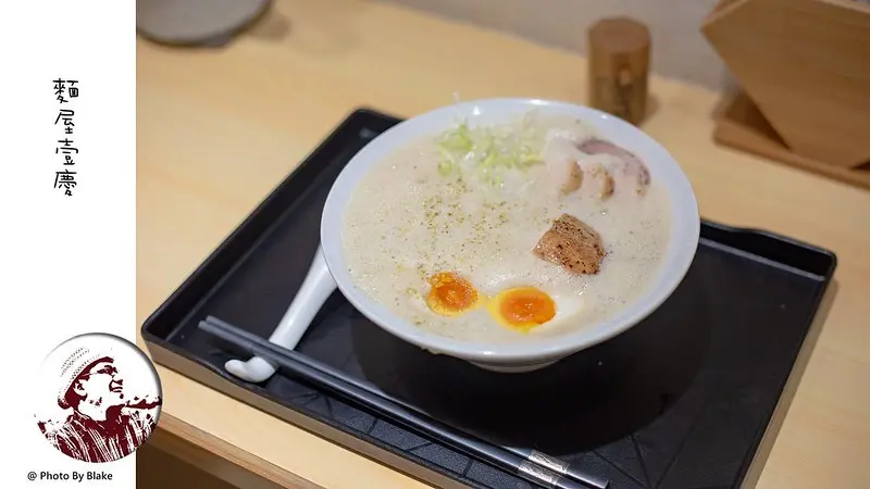 網友評選前五名必吃拉麵店，台灣首家泡系拉麵湯頭喝起來很驚豔，然後叉燒飯也是必點｜布雷克出走旅行視界