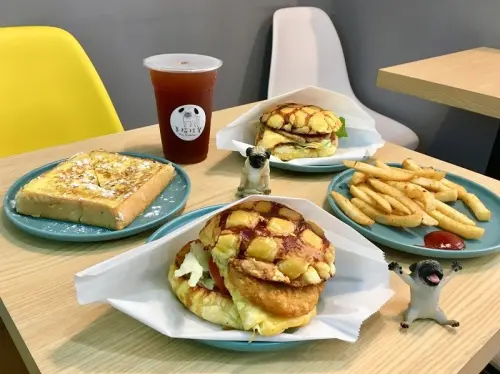 【板橋｜江子翠站】臭臉找餐 PugBreakfast＿早餐來點不一樣的菠蘿堡＿帶著萌寵來店裡郊遊吧