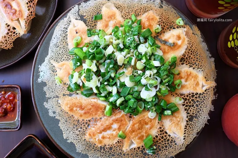 做食豔脆皮煎餃。隱密到走過路過讓你立馬就錯過，隱藏版冰花脆皮煎餃，明太子、蔥多多，還有創意章魚燒！ @蹦啾♥謝蘿莉 La vie heureuse