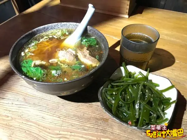 花蓮市美食羊肉麵線》一碗小菜單價位大公開！90年日式宿舍排隊也要吃的羊肉麵線～推薦清燉羊肉拉麵、饃饃。