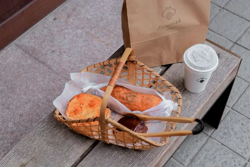 【板橋美食】花咲FlourishBakery：是麵包店也是不限時咖啡廳，一籃子美味出爐的麵包。