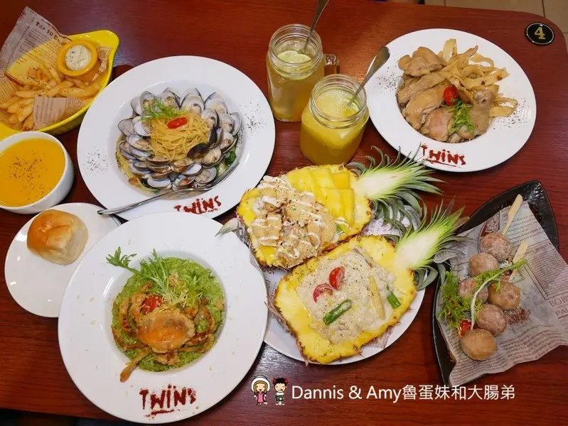 只有這邊才有！整顆鳳梨蝦球燉飯端上桌~