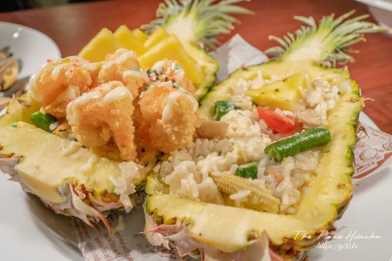 整顆鳳梨端上桌超狂！蛤蜊多到快滿出來！新竹沒有華麗裝潢但真材實料又平價的TWINS創意義式廚房 - ㄚ綾綾單眼皮大眼睛