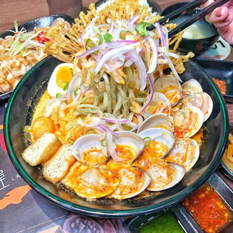 台南 ‧ 中西區 【Laksa House叻沙屋】 來店點叻沙麵公開打卡就送超夯的恐龍美祿，正宗馬來西亞叻沙麵/海南雞飯