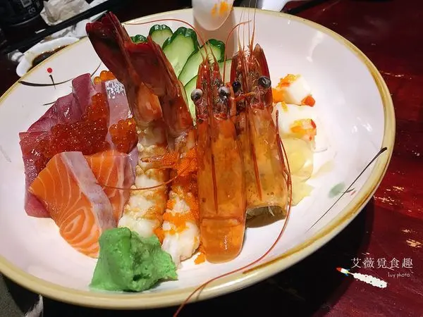 【台中西屯區】逢甲夜市隱藏版平價日式料理店，價位閃亮亮，又超大份量生魚片丼飯，不吃真的不行拉! || 小竹屋日式料理