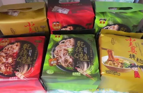 【小夫妻拌麵】特仕版，超方便又美味的好吃拌麵*麻醬*麻辣*油蔥，在全家.寶雅實體通路就可以買到哦~
