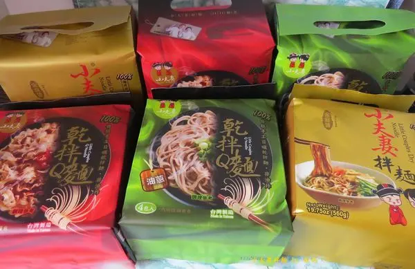 【小夫妻拌麵】特仕版，超方便又美味的好吃拌麵*麻醬*麻辣*油蔥，在全家.寶雅實體通路就可以買到哦~
