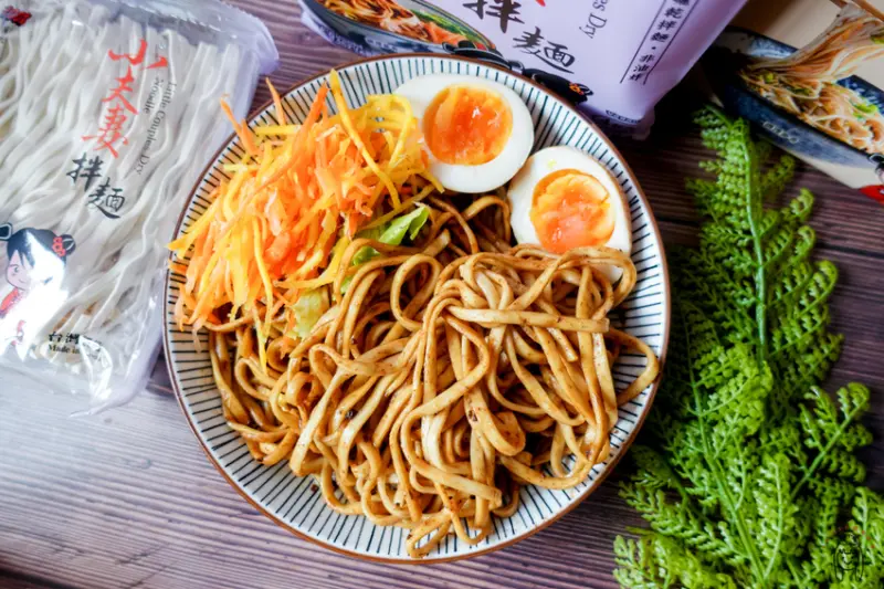 團購宅配美食 「小夫妻拌麵」有六種美味拌麵，好吃又方便，藝人及媒體都推薦，實體通路、網路都買得到喔！ - 丁Dingの吃貨日常