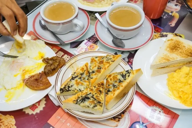 跳躍的宅男 - [香港美食太子站]巨人冰室-黑松露多士好好吃 沙嗲牛肉麵必點!! 這裡是公仔迷的天堂啊