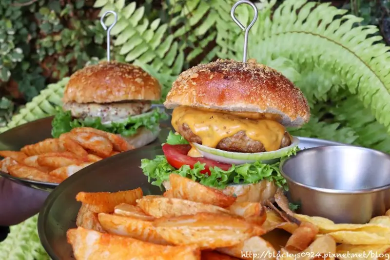 [台中 北區] 一中商圈隱藏版美食，隱身在二樓的美式漢堡店，超值漢堡套餐不用200元