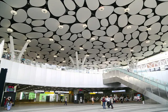 高雄車站。新站已開始啟用。雲朵天花板。快來拍照快來打卡