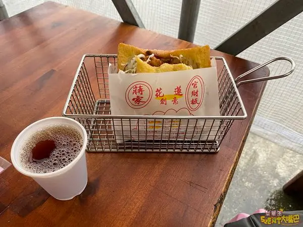 花蓮市東大門夜市美食棺材板》蔣家花蓮創意棺材板菜單價位大公開！天天大排長龍顛覆傳統的創意小吃~推薦 沙嗲牛肉、椒麻豬肉、宮保雞丁。