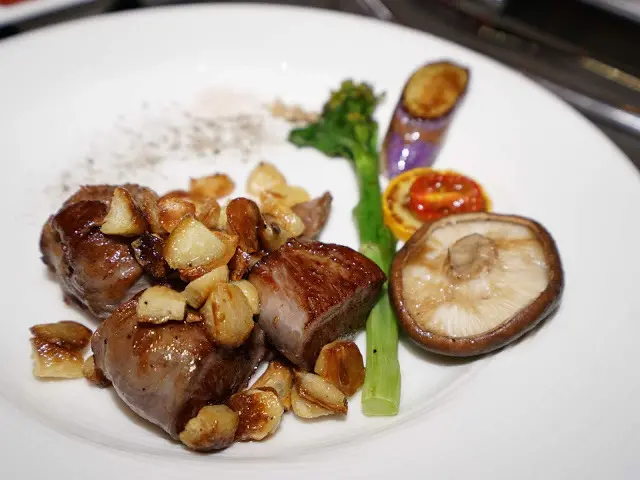 [食記] 桃園美食。君子蘭新鐵板料理。高CP值商業午餐380元起!犢牛菲力牛排、法式油封鴨腿子套餐分享~從台北來吃都划算~
