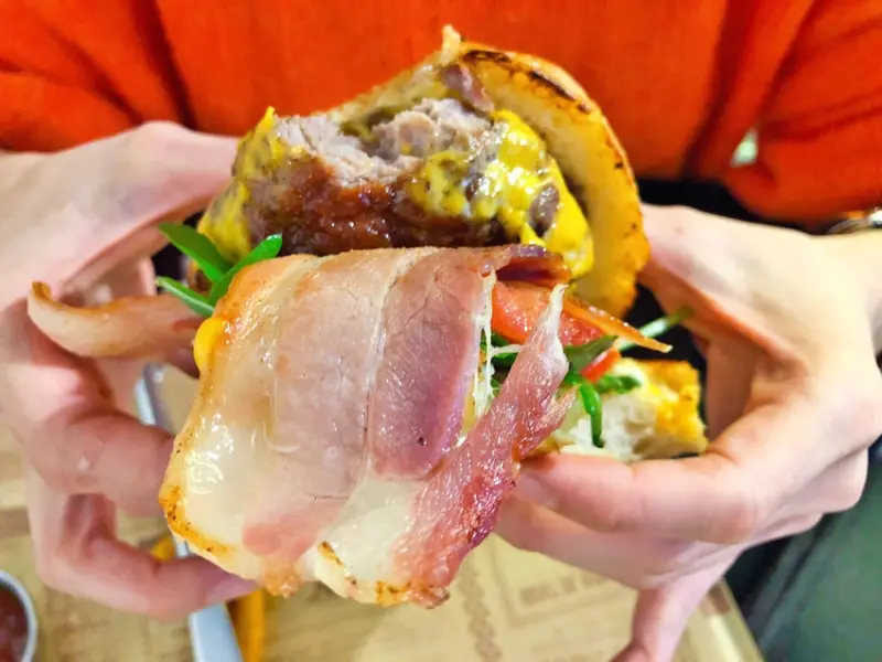 [台中漢堡] 柴窯火腿製造所。歐式肉品與漢堡的專家，一口咬下肉汁橫流大噴發，大推焦糖洋蔥豬肉堡！