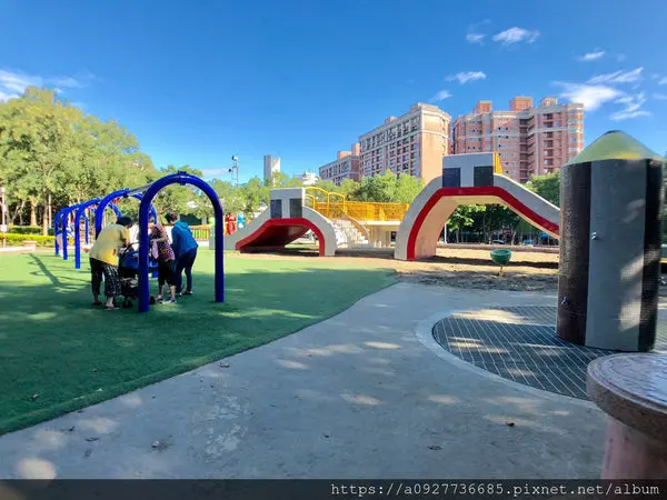 【親子玩樂．新北】台北特色公園／四號公園   免費景點特色公園/超大組三種溜式滑梯、溜滑梯沙坑、攀爬網，捷運永安市場站步行約8分鐘  共融式特色樂園