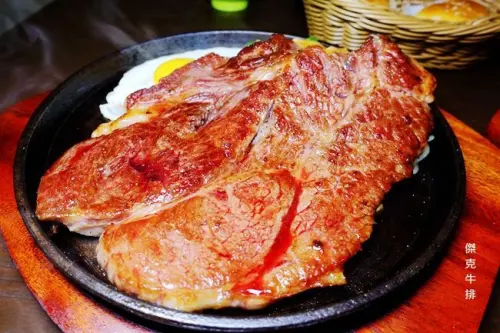 石牌牛排 ▶ 傑克牛排 ▶ 比臉還大的霸氣牛排 免費加麵 湯品、飲料、霜淇淋無限自助 羅宋湯有好多牛肉塊!