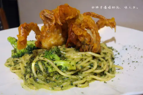 墨墨 mur-mur pasta｜隱身忠孝SOGO後方巷弄內，位置低調但餐點超高調～龍蝦義大利麵、軟殼蟹整隻放在主食上，還有店狗等你來玩！