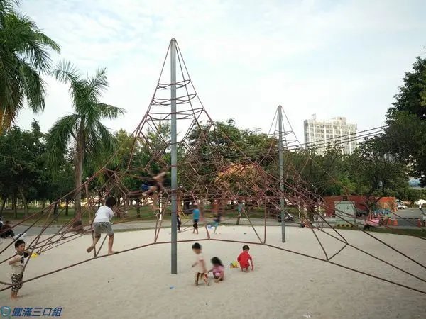 【遊記】高雄左營_蓮池潭兒童公園@創意遊具就是有趣 挑戰再挑戰 玩出成就感