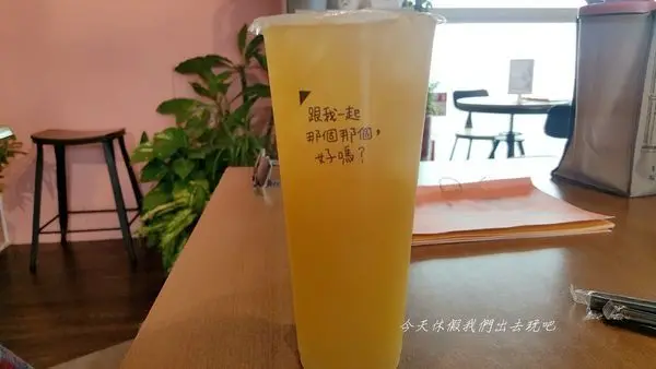 那個那個茶室。一起到高雄夢時代那個那個。喝茶聊天