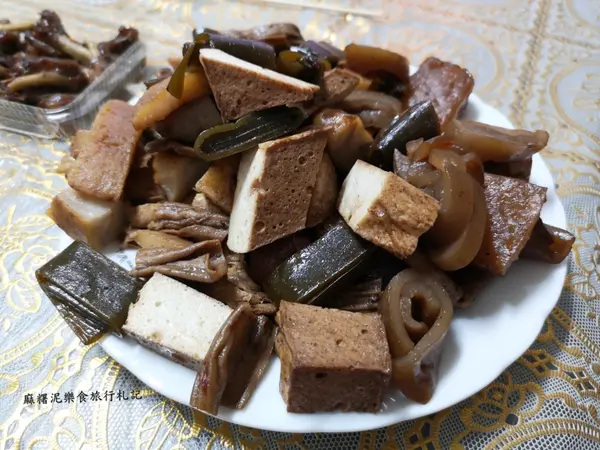 【台中 豐原】豐原廟東排隊小吃，在地人超推薦滷味、正咩老闆娘、假日限定商品、APP點餐『黑桃K滷味』