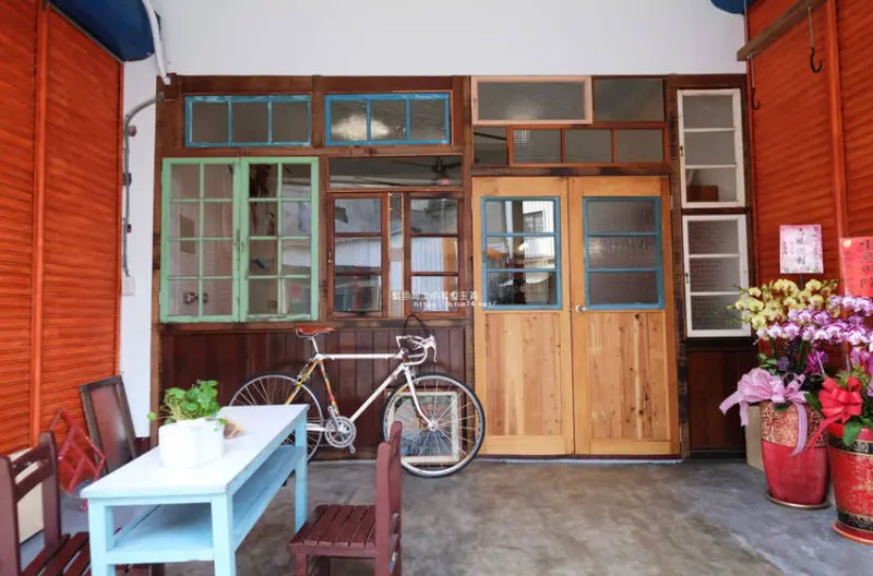 台中大甲│野人小築-大甲老屋咖啡館，舊漫畫老歌懷舊氛圍還有歷史中藥櫃 - 藍色起士的美食主義