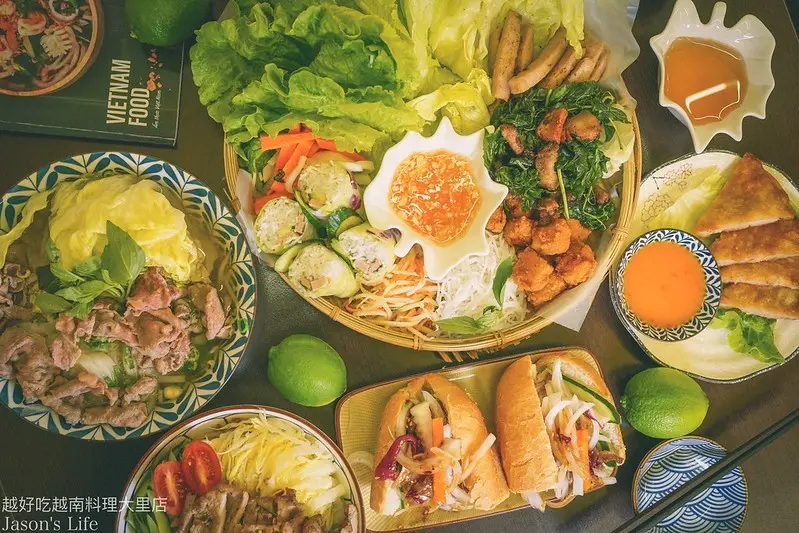 【台中大里│美食】越好吃越南料理大里店。台中越南料理餐廳推薦，部分食材源自越南，越式法國麵包超好吃，滿漢拼盤適合3-4人分享