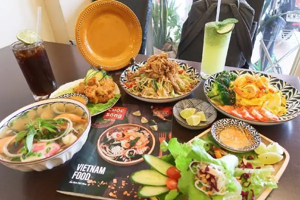 【食紀】便宜又大碗越好吃越南料理大里店（內含影片／牛肉河粉／越南春捲／蝦排／手卷）