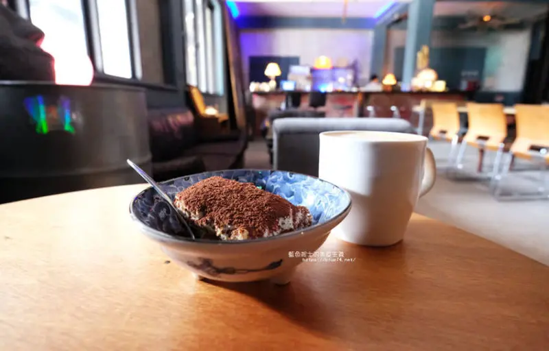 台中東區│洞穴-台中火車站商圈巷弄隱密二樓咖啡館 - 藍色起士的美食主義