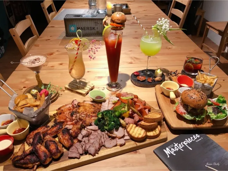 | 高雄美食 | 巷弄裡的隱藏版藝術畫廊酒吧/各式調酒＆超浮誇烤肉盤/下班小酌好時光/沃爾夫餐酒吧