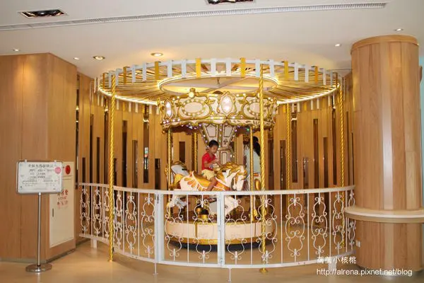 【台中親子餐廳推薦】法雅Faya法式冰品甜點專賣店-法雅幸福概念文心店。走進有如童話般的浪漫空間，更有隱藏版～夢幻旋轉木馬，提供早午餐輕食/下午茶甜點/手工義式冰淇淋/多種伴手禮販售，是親子/家庭聚會