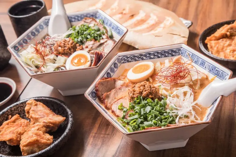 [宜蘭五結]宜蘭美食推薦！薄如蟬翼酥脆羽根付煎餃，濃郁黑白芝麻辛担麵！東京餃子辛担担麵 - 大手牽小手。玩樂趣