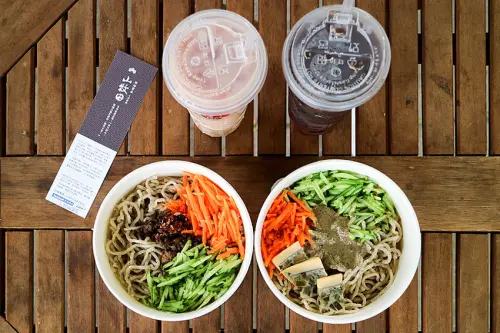 【高雄橋頭糖廠】山牧佃黑豆製所 日式老建築 紅色鳥居好好拍  賣茶賣麵不賣肉