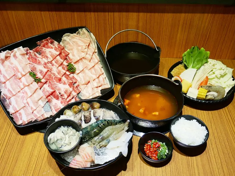 龍周職人鍋物-高雄左營高CP值火鍋  海鮮肉品都非常新鮮  套餐霸氣外露一定要試試              