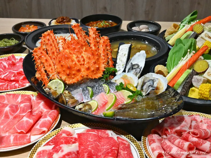 嗑肉石鍋│台中人氣石頭火鍋推出超值情人節套餐，整隻帝王蟹，搭配七種海鮮、兩盤肉，還有高CP值單人嗑肉王，16oz肉盤讓你爽爽吃～