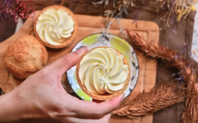 員林銅板美食超佛心 一顆泡芙只要10元 現點現擠爆漿泡芙又大又酥脆 門口的粉紅貨櫃屋好拍照好停車 真的是物超所值阿! 