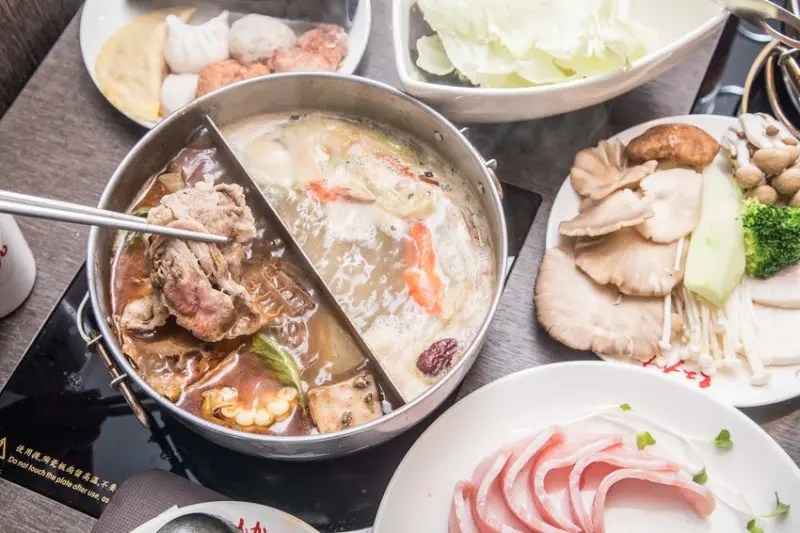 [台北信義]一個人也能享受道地麻辣鍋！食尚玩家推薦！紅九九個人鴛鴦鍋-市府店 - 大手牽小手。玩樂趣