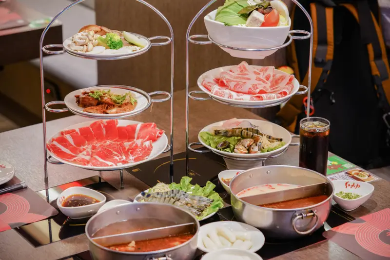 台北麻辣火鍋 紅九九個人鴛鴦鍋 X魔王 台北信義區 邊緣人也可以吃的個人鴛鴦鍋 鴨血豆腐無限續加 市政府麻辣鍋 台北麻辣火鍋推薦 捷運 市政府站 內文有店家資訊與菜單