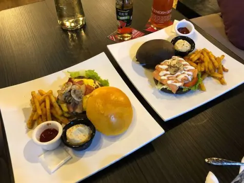 高雄食記【Lèvre Burger 樂浮漢堡】藏身在新堀江小巷中 很適合多人聚餐或用來辦迎新活動 的 美式漢堡店