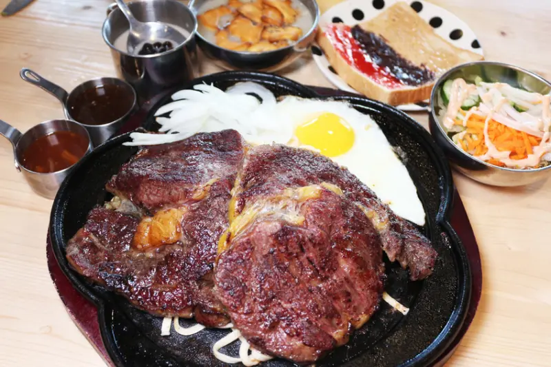 台南仁德-19號倉庫鐵板牛排 仁德店 豪邁排餐還有珍珠奶茶、飛機餅乾濃湯喝到飽